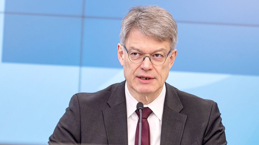 Ein neues Preisschild wollte der Minister nicht nennen. (Archivbild) Foto: Fabian Sommer/dpa