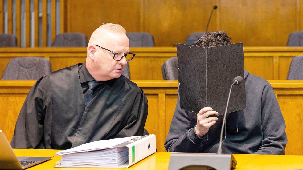 Der wegen Mordes angeklagte junge Mann sitzt neben seinem Verteidiger Michael Rehberger im Landgericht Saarbrücken. Foto: Laszlo Pinter