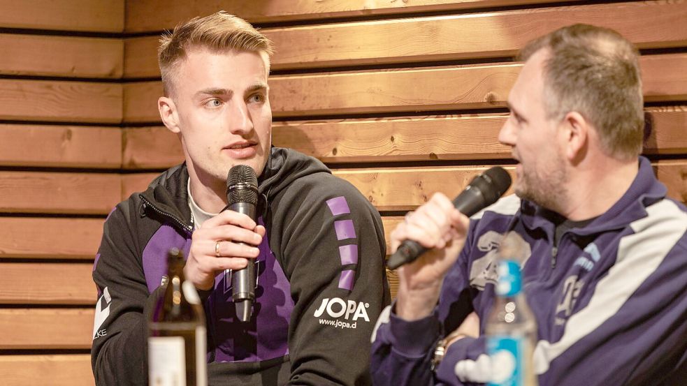 Zu Gast beim VfL-Fantalk im Osnabrücker Grünen Jäger: Mittelfeldspieler Fridolin Wagner, zu seiner Rechten Moderator Roman Grummert. Foto: Sebastian Dannenberg