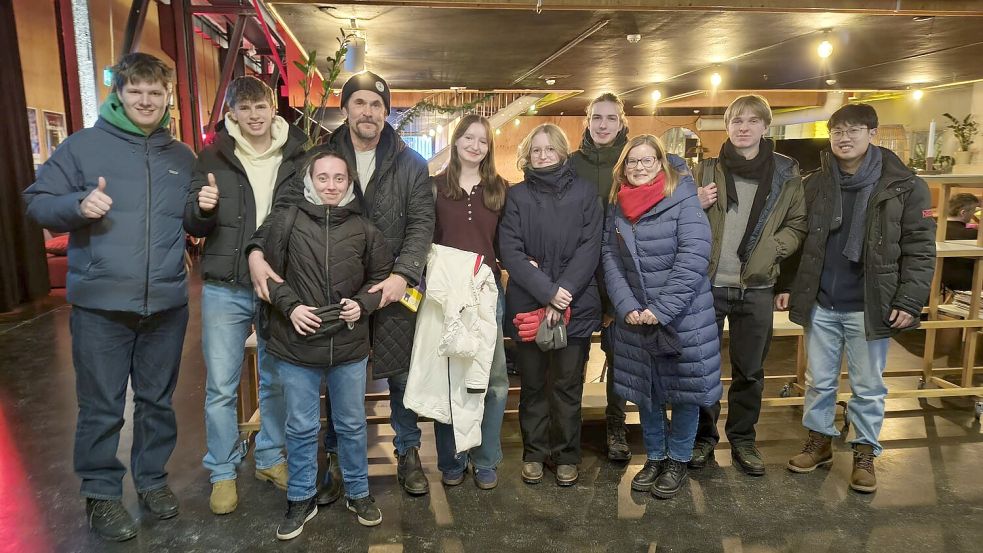 Schauspieler Tommi Korpela (vierter von links) stellte sich mit den Schülerinnen und Schülern und deren Lehrerin Stefanie Martin (dritte von rechts) für ein Erinnerungsfoto auf. Foto: privat