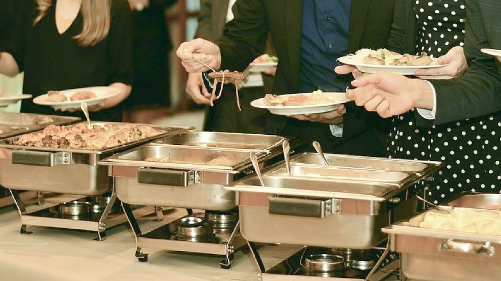 Gäste bedienen sich an einem Büffet. Im Prozess geht es unter anderem um das Essen bei einer Hochzeitsfeier. Foto: Pixabay