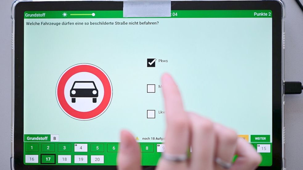 Theoretische Führerscheinprüfung: 30 Prozent weniger Fragen geplant. (Archivbild) Foto: Sebastian Gollnow