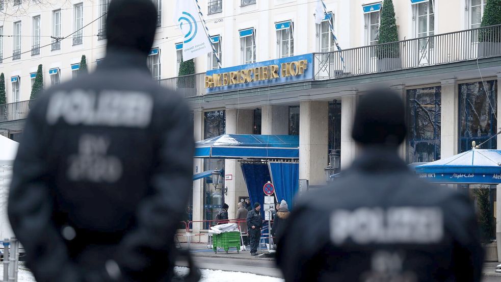 Während der politischen Veranstaltungen mit hochrangigen Gästen aus aller Welt wird das Nobelhotel Bayerischer Hof zur Hochsicherheitszone. (Archivbild) Foto: Sven Hoppe