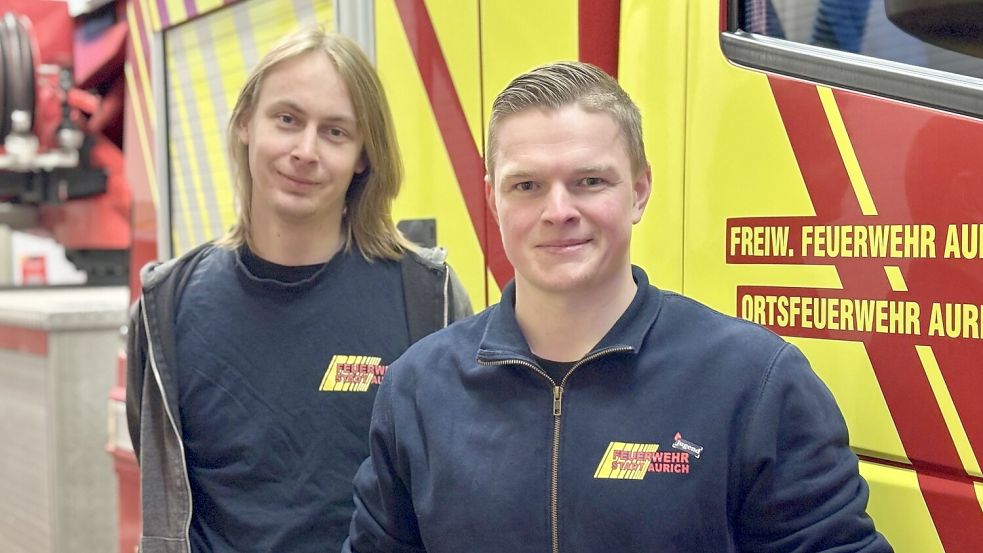 André Meyer (links) und Malte Scherbening kümmern sich bei der Auricher Feuerwehr um den Nachwuchs. Foto: Eva van Loh
