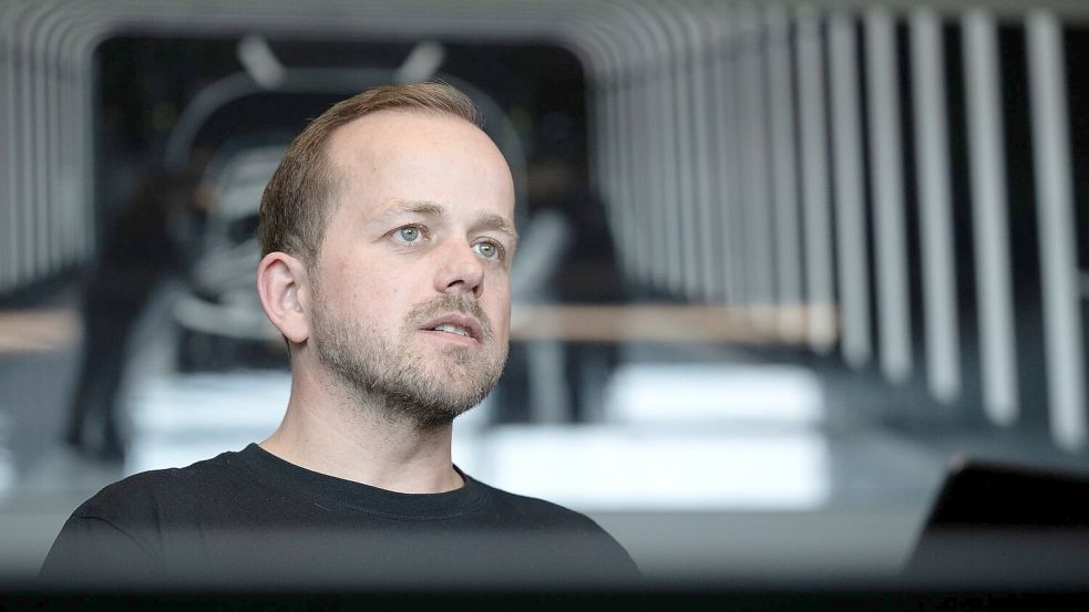 Tesla-Werksleiter André Thierig kritisiert die IG Metall, die Vorwürfe zurückweist. (Archivbild) Foto: Sebastian Gollnow