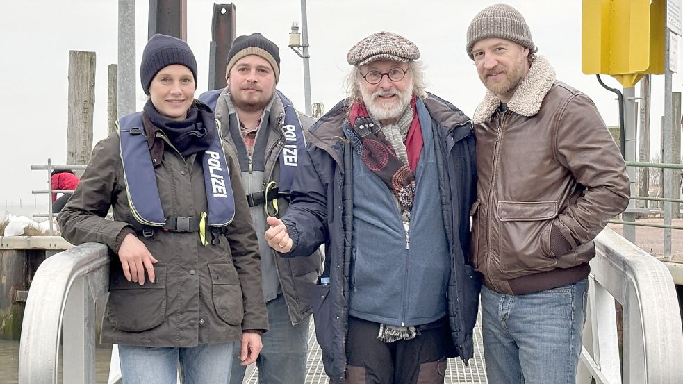 Der Autor Klaus-Peter Wolf (Zweiter von rechts) ist in die Filmproduktion seiner Ostfriesenkrimis stets auch eingebunden. Mit den Schauspielern Picco von Groote, Matti Schmidt-Schaller und Tom Radisch pflegt er einen lockeren Umgang. Foto: Susanne Ullrich