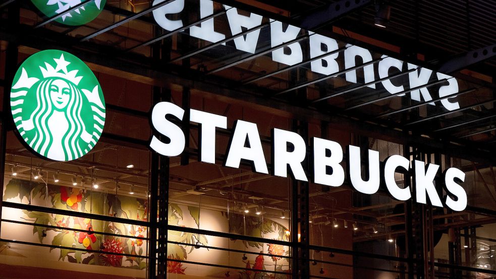 Starbucks ist in vielen deutschen Städten bereits vertreten. Die nächsten Filialen von Emden aus gesehen sind in Bremen und Groningen. Foto: dpa/Sven Hoppe