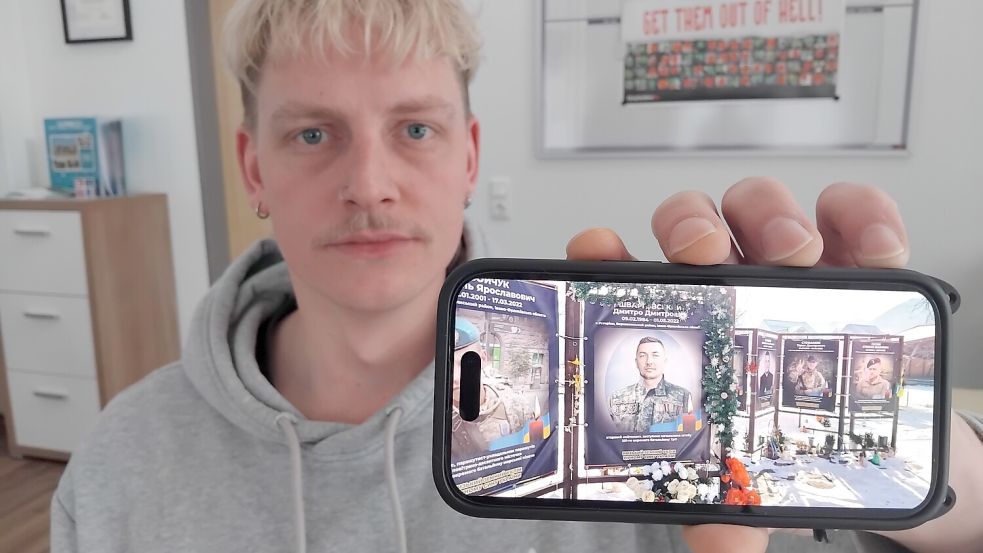 Ole Frieling von den Peer-Leadern-International zeigt auf seinem Smartphone ein Foto, das er in der Ukraine aufgenommen hat. Unzählige Gedenktafeln pflastern die Straßen von Kiew. Fotos: Clarissa Scherzer
