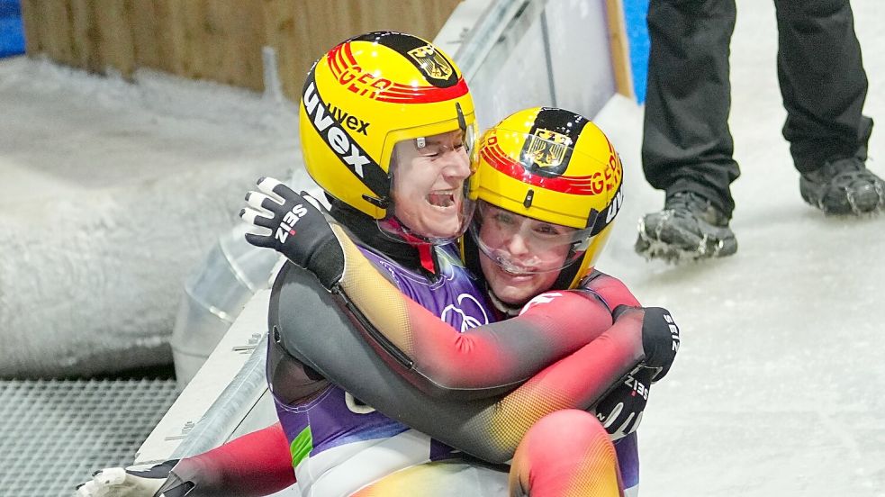 Freuen sich über Platz zwei: Dajana Eitberger und Magdalena Matschina Foto: Michael Kappeler