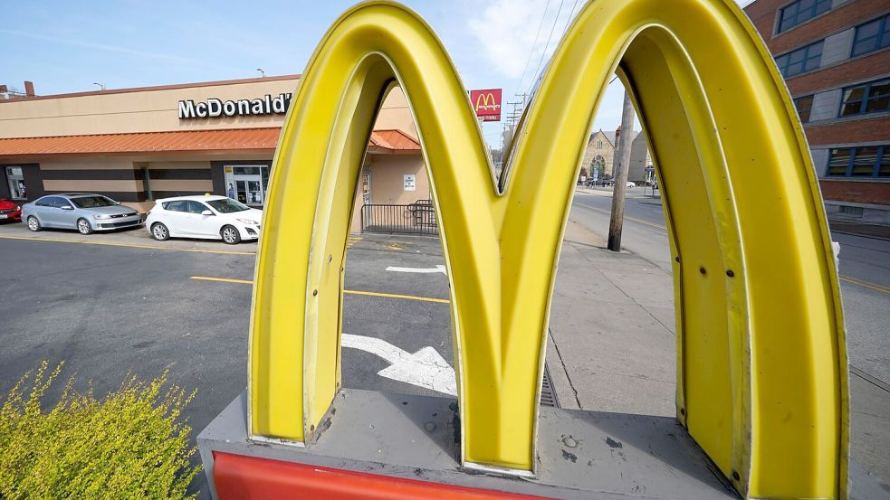 McDonald’s und andere Fast-Food-Ketten führten mehr günstigere Menü-Optionen in den USA ein. (Archivbild) Foto: Gene J. Puskar/AP/dpa