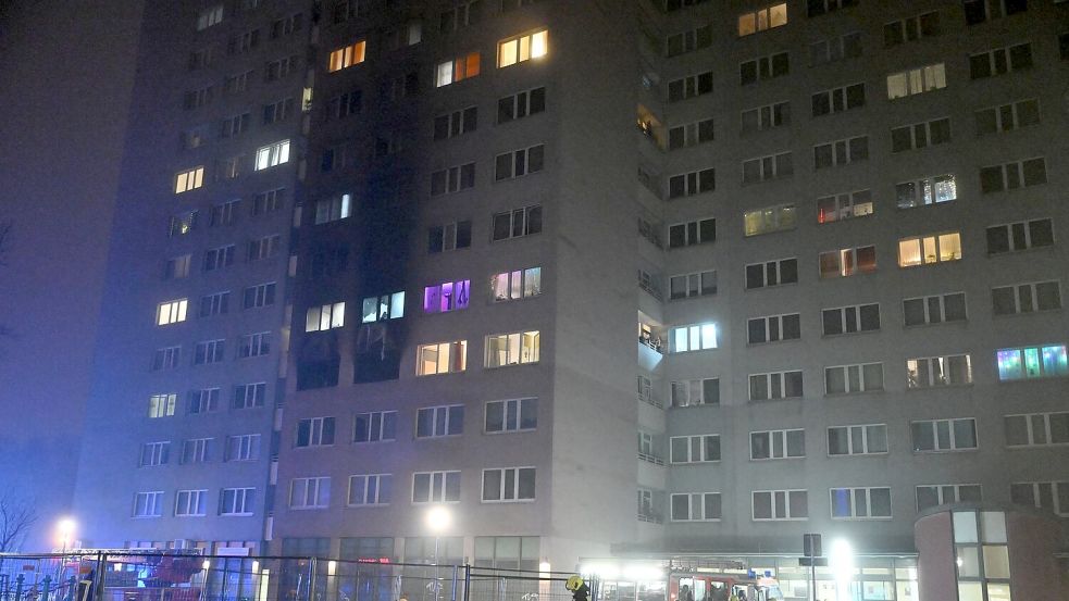 Bei einem Feuer in einem Hochhaus ist ein Kind gestorben. Foto: Annette Riedl/dpa