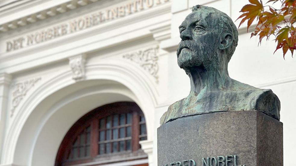 Der Friedensnobelpreis ist das Aushängeschild Norwegens. Doch selbst die prestigeträchtige Auszeichnung bleibt vom Epstein-Skandal nicht verschont. (Archivbild) Foto: Steffen Trumpf/dpa