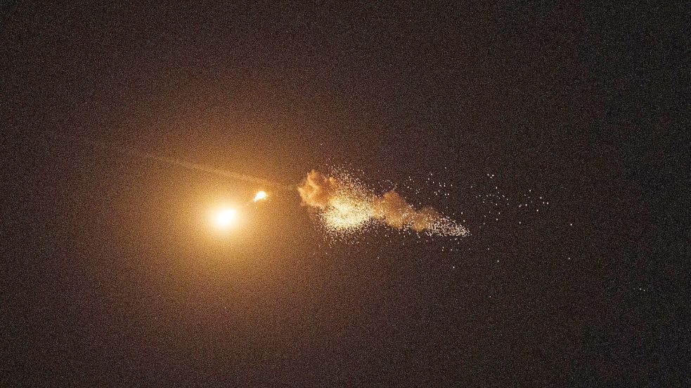 Trotz internationaler Friedensbemühungen setzt Russland seine Angriffe auf das Nachbarland fort. (Archivbild) Foto: Evgeniy Maloletka/AP/dpa