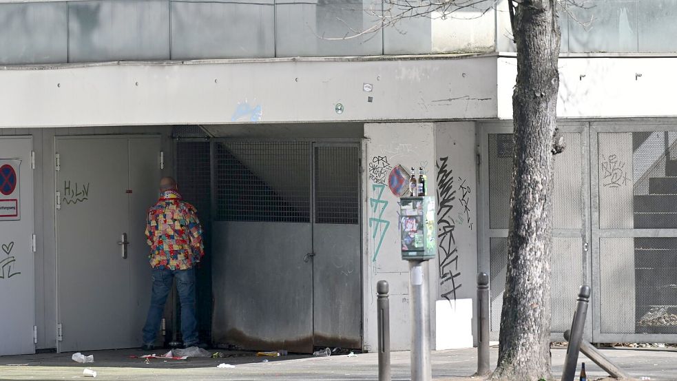 Wildpinkler sind ein großes Problem im Kölner Karneval (Archivbild). Foto: Henning Kaiser/dpa