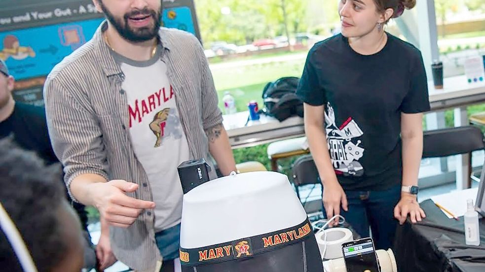 Forschende stellen einen Prototypen der smarten Unterhose vor. Foto: Brantley Hall/University of Mary