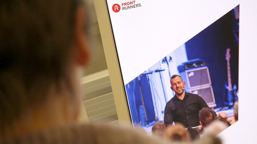 Gründer Tom de Wal wirbt auf der Website von Frontrunners Ministries für die Organisation. Bei einer Aktion in Groningen gab es Proteste gegen Frontrunners. Foto: Martin Alberts