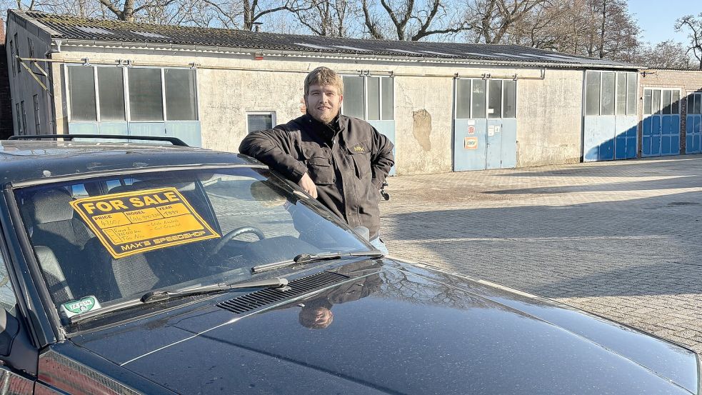 Max Cornelius vor den Fahrzeughallen, in denen er von seinem früheren Ausbilder Hans Mewes eingenordet wurde. Ende 2025 kaufte er das Gelände am Ortsrand von Hooksiel samt Gebäude. „Ich wollte meinen Lehrbetrieb nicht sterben sehen.“ Foto: Susanne Ullrich