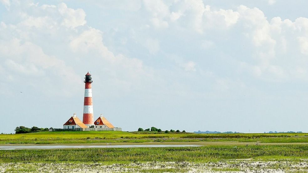 Der Westerhever Leuchtturm steht in Nordfriesland. Jetzt taucht sein Bild allerdings in einem Imagefilm für den Hooksieler Campingplatz auf. Früher lebte der Leuchtturmwärter mit seiner Familie in den kleinen Häusern am Fuße des Turms, in denen sich heute eine Schutzstation Wattenmeer befindet. Foto: Pixabay
