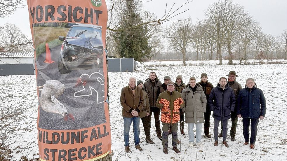 Mit diesem Warnschild, das künftig immer zeitlich begrenzt an Unfallschwerpunkten aufgehängt wird, wollen die Auricher Jägerschaft sowie Stadt und Landkreis Aurich Autofahrer warnen. Foto: Karin Böhmer