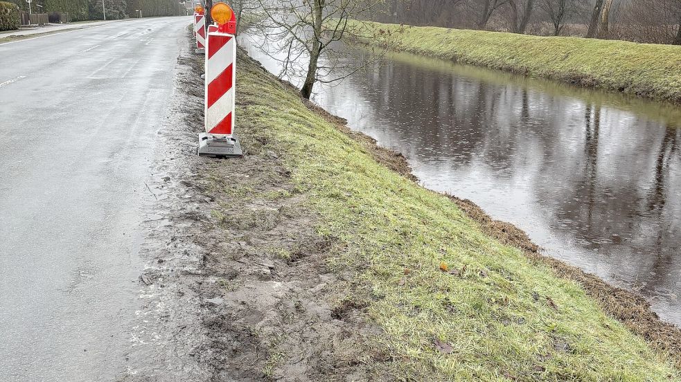 Die Ölsperren sind aus dem Fluss entnommen worden. Gut zu sehen sind die Spuren des Sattelzugs am Straßenrand. Foto: Horst Kruse