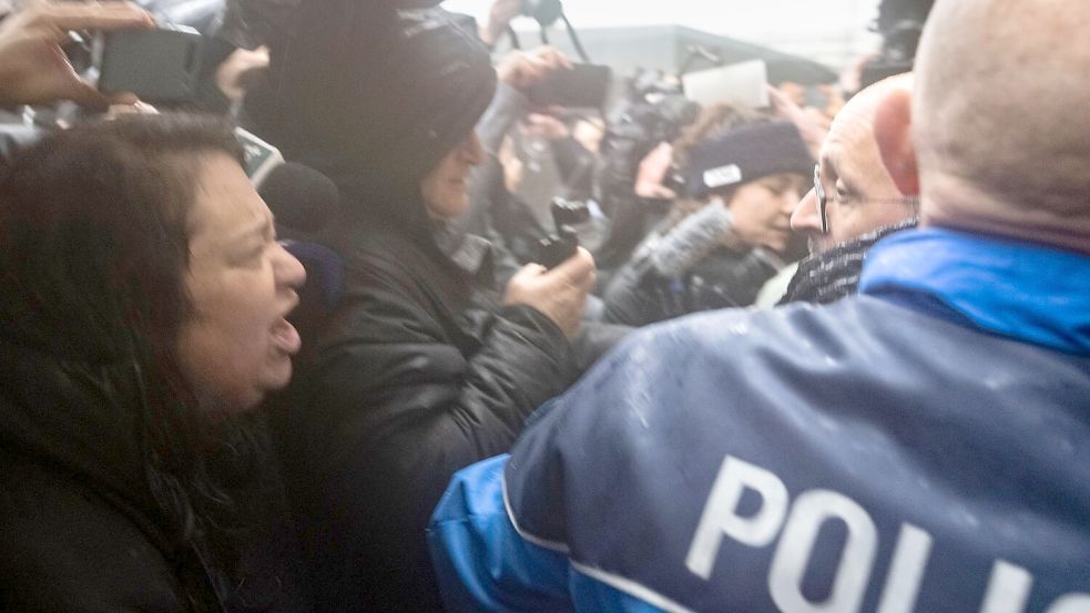 Angehörige von Opfern beschimpfen die Barbesitzer der als Mörder. Foto: Alessandro Della Valle