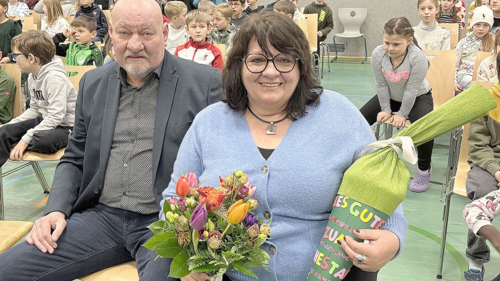 Zum Abschied eine Schultüte und eine große Verabschiedungsfeier: Grundschullehrerin Margret Aden hat im Ruhestand nun mehr Zeit für ihren Mann Gerd. Foto: Karin Böhmer