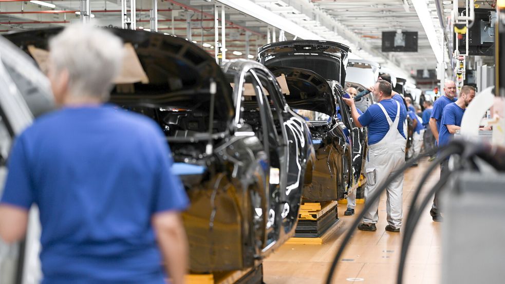 Damals schien die VW-Welt noch in Ordnung: Im August 2023 startete in Emden die Produktion des ID.7. Foto: Lars Penning/dpa