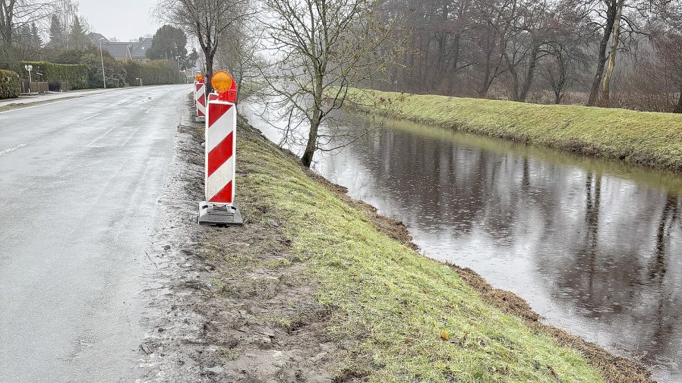 Die Ölsperren sind aus dem Fluss entnommen worden. Gut zu sehen sind die Spuren des Sattelzugs am Straßenrand. Foto: Horst Kruse