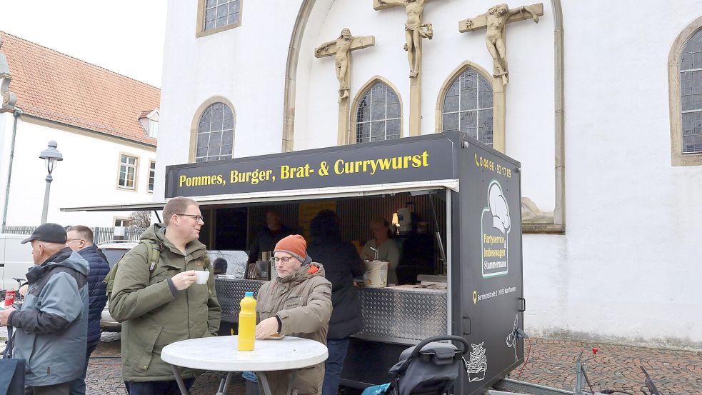 Vor der Kleinen Kirche neben dem Osnabrücker Dom steht auf dem Samstags-Wochenmarkt nun der Imbiss von Bernd Stammermann. Er ist Nachfolger von Claudia Geist. Foto: Thomas Wübker