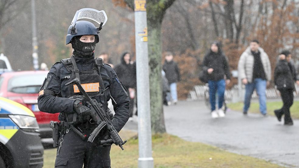 Die Polizei hat das Gelände abgesucht. Foto: Julian Stratenschulte