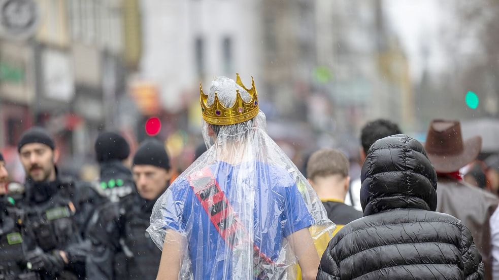 Regencape mit Krone: Die rheinischen Narren mussten an Weiberfastnacht tapfer sein. Foto: Thomas Banneyer