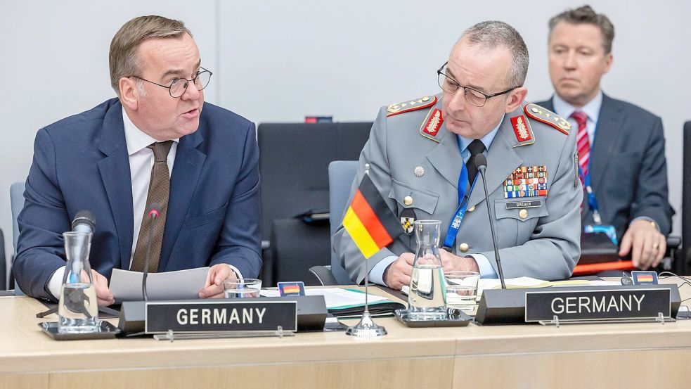 Verteidigungsminister Boris Pistorius hat Generalinspekteur Carsten Breuer für einen Nato-Spitzenposten vorgeschlagen. (Archivbild) Foto: Geert Vanden Wijngaert/AP/dpa