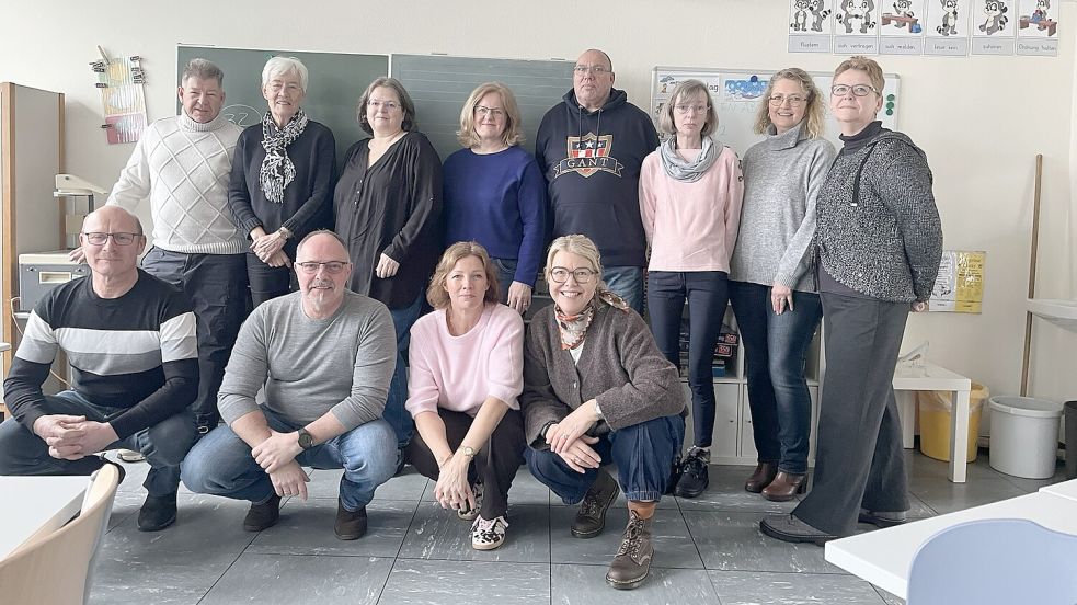Beim Klassentreffen hatten sich Organisator Manfred Poets (obere Reihe, von links), Klassenlehrerin Eka Balssen (geborene Störmer), Monika Berends (Janssen), Doris Westermann, Wilfried Sluiter, Theresia Rolfs, Beate Amely (Fokken) und Heidi Fiedler (Immermann) sowie (unten, von links) Heino Roolfs, Gerhard Dorenbusch, Organisatorin Kerstin Rieken (de Vries) und Ingrid Jahn (Janssen) allerhand zu erzählen. Foto: privat