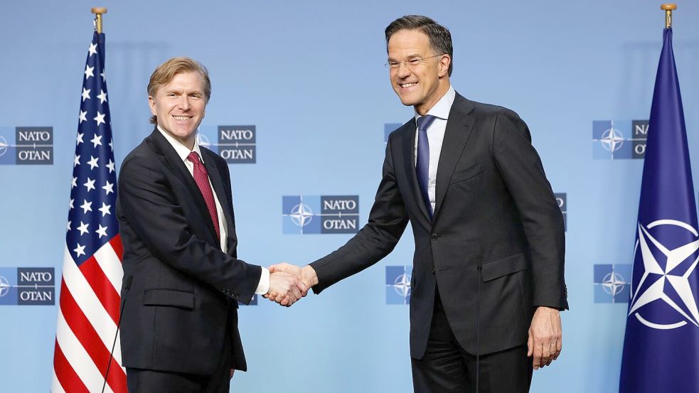 Schlug an der Seite von Nato-Generalsekretär Mark Rutte überraschend versöhnliche Töne an: US-Verteidigungsstaatssekretär Elbridge Colby (l). Foto: Geert Vanden Wijngaert/AP/dpa