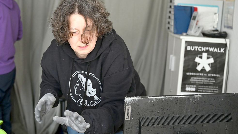 Räumt auf nach dem Brand: Constanze Körner. Foto: Markus Lenhardt