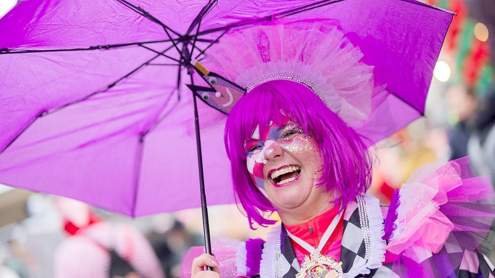 Ein gefragtes Verkleidungsaccessoire war der Regenschirm. Foto: Rolf Vennenbernd