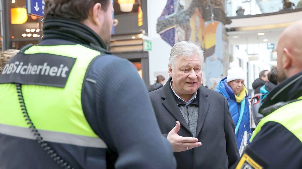 EVG-Chef Martin Burkert fordert eine flächendeckende Doppelbesetzung vor allem in Regionalzügen. (Archivbild) Foto: Daniel Löb