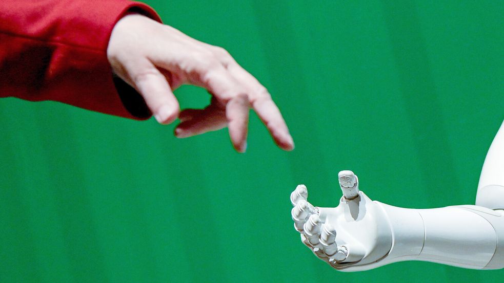 Mein Freund, der Roboter – oder doch eher: mein Konkurrent? Die Entwicklung der Künstlichen Intelligenz sorgt für Verunsicherung. Foto: dpa/Axel Heimken