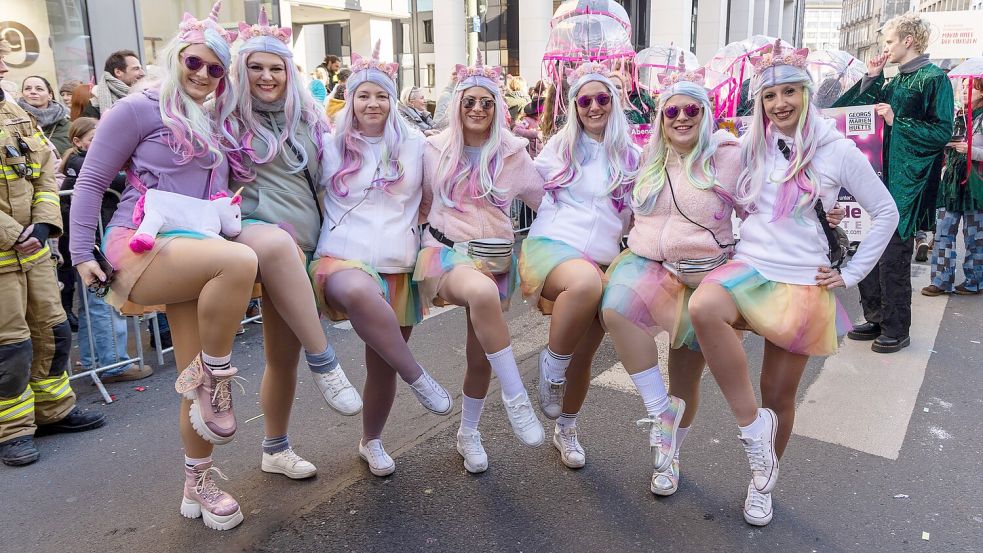 Hoch das Bein! Diese bunte Truppe mischte 2025 beim Karnevalsumzug am Ossensamstag in Osnabrück mit. Foto: André Havergo