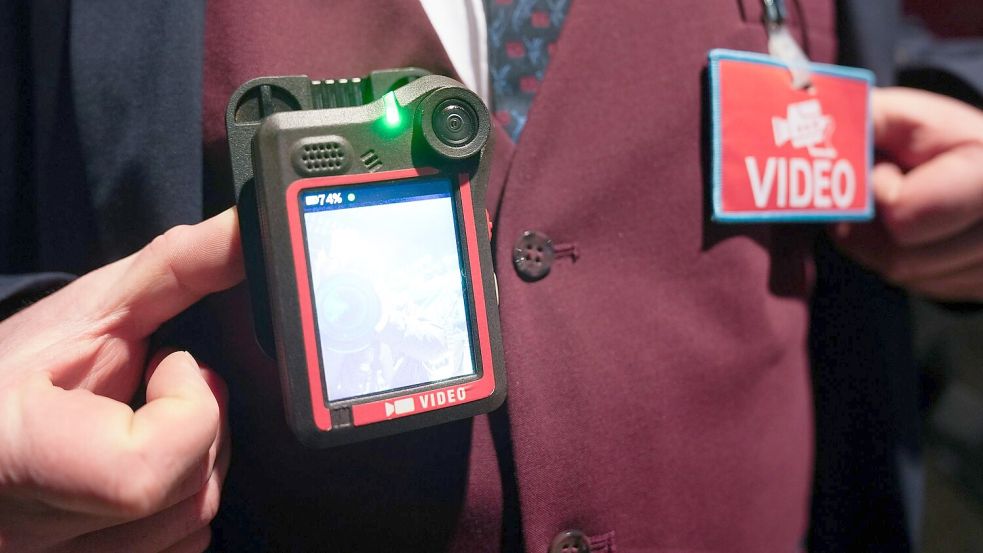 Bodycams zum Schutz der Beschäftigten vor Übergriffen sind noch nicht überall im Einsatz. (Archivbild) Foto: Marcus Brandt