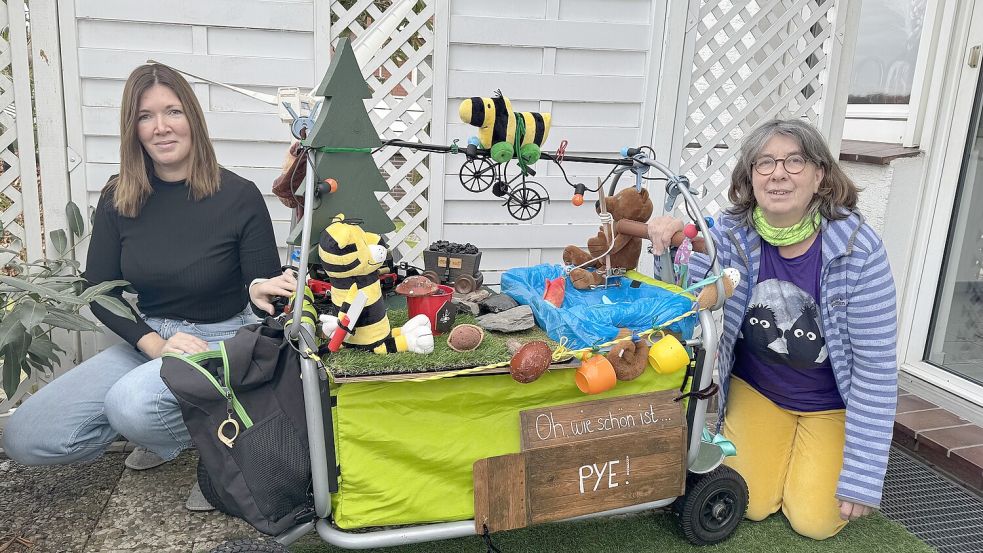 „Tiere vom Piesberg“: Sabine Klemenz und ihre Tochter Janina Leon Li präsentieren ihren Umzugswagen für den Ossensamstag 2026. Foto: Janis Sophie Grosser