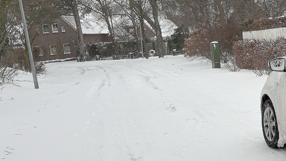 Viele Nebenstraßen wurden in Aurich nicht mehr rechtzeitig geräumt, bevor der Schnee zu einer dicken glatten Schicht festgefahren war. Foto: Mieke Matthes