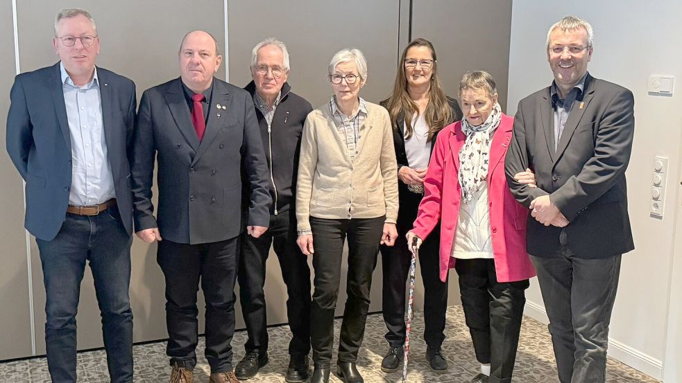 Erwin Schoneboom (von links), Wolfgang Hehl, Hans-Albin Jacob, Gudrun Jacob und Lina Meyer sind seit vielen Jahren Mitglied in der SPD. Dafür wurden sie von Maria Winter (dritte von rechts) und Johann Saathoff (rechts) geehrt. Foto: privat