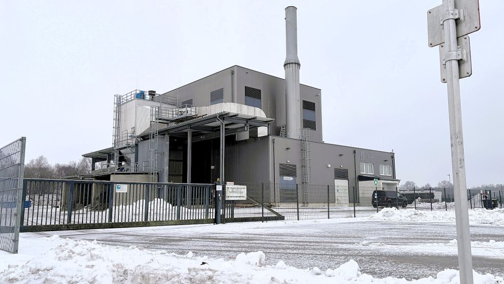 Das Wiesmoorer Biomasse-Kraftwerk im Gewerbegebiet Ilexstraße ist nicht mehr zu retten – die Motoren sind bereits verstummt. Foto: Nicole Böning