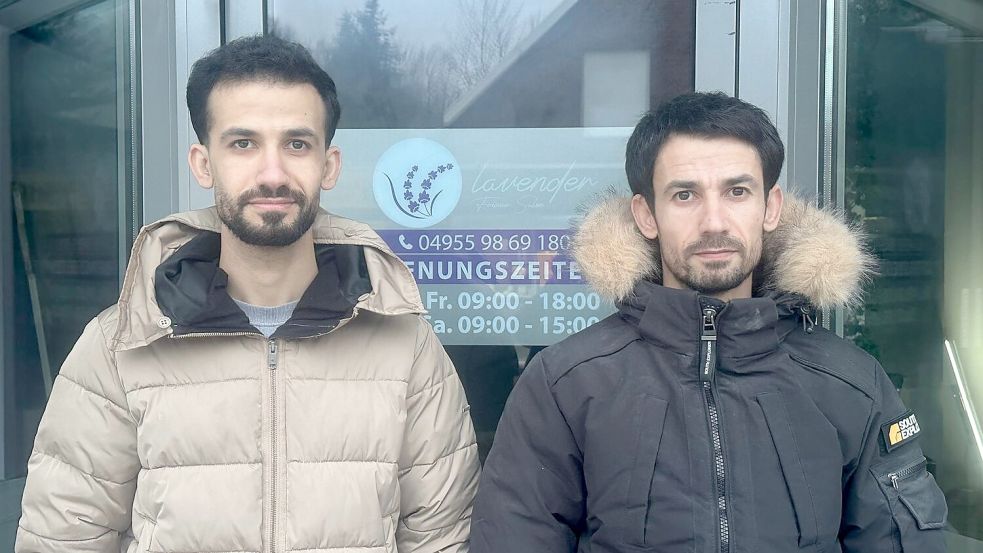 Isaac Abdullah (rechts) und Haunar Abdullah haben am 9. Februar den Barbershop und Friseursalon „Lavender“ in Ihrhove eröffnet. Foto: Privat