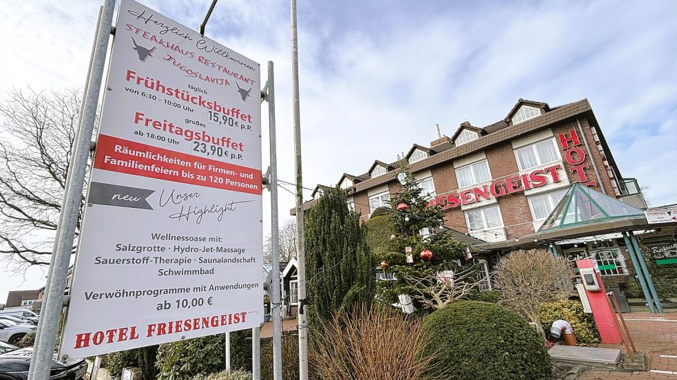 Das Hotel Friesengeist in Wiesmoor: Noch wird mit Frühstücks- und Buffetangeboten geworben – aber es gibt keinen Hinweis, wie es nach der Schließung weitergeht. Foto: Nicole Böning