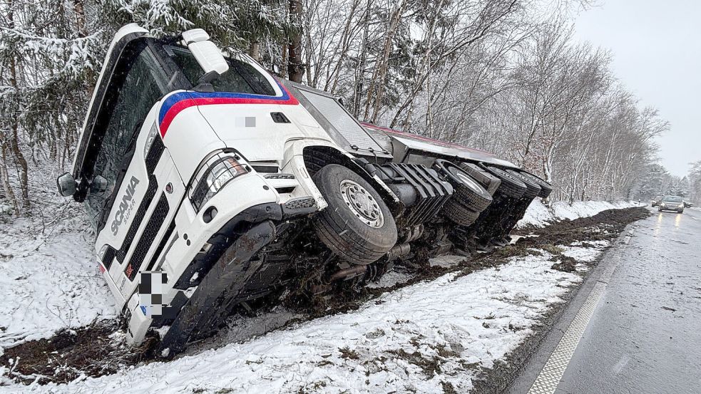 Der mit Milch beladene Laster einer Molkerei rutschte in Idafehn in den Graben. Foto: Henrik Zein