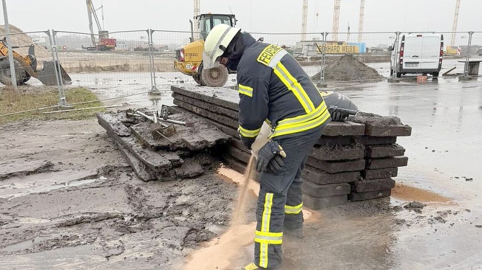 Mit einem speziellen Bindemittel wurde die Ausbreitung des Öls verhindert. Foto: Feuerwehr