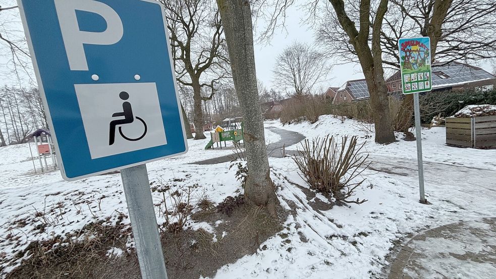 Für Eltern und Kinder, die mit einem Rollstuhl auf den Spielplatz kommen, gibt es schon zwei gepflasterte Parkplätze. Foto: Marion Janßen
