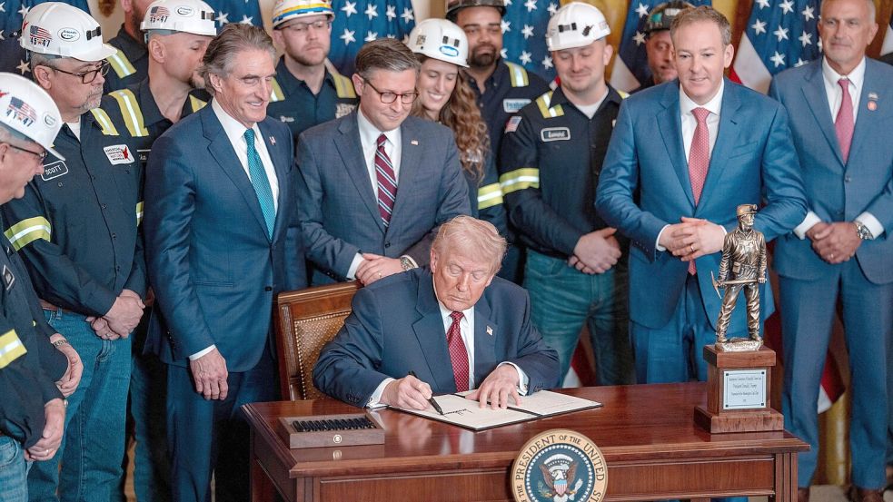 Bergleute des Washington Coal Club (WCC) wohnten der Zeremonie im East Room des Weißen Hauses bei. Foto: IMAGO/Andrew Leyden